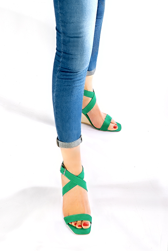 Emerald green women's fully open sandals, with crossed straps. Square toe. High wedge heels. Worn view - Florence KOOIJMAN